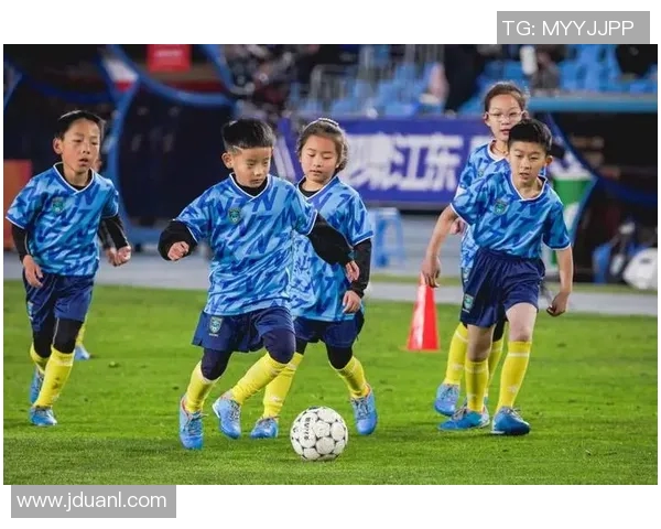 现在的足球明星球童如何在绿茵场上展现自己的风采与魅力