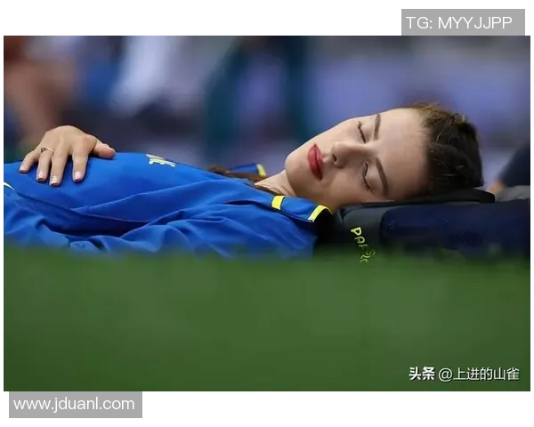 女明星挑战篮球试球展现运动魅力与时尚风采引发热议